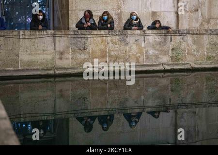 Die Menschen machen eine Tour in der Nähe des Wasserreservoirs im Aguas Livres Museum, Lissabon. 05. Dezember 2021. Das Aquädukt Ãguas Livres oder das Freiwasser-Aquädukt ist eine von König Juan V. entworfene Struktur für die Trinkwasserverteilung in der Stadt Lissabon. Obwohl er im 19.. Jahrhundert fertiggestellt wurde, lieferte er bis 1748 Wasser in die Stadt.der Hauptkanal misst 19 km, Obwohl die Gesamtlänge einschließlich der Sekundärkanäle 58 km beträgt. Der bekannteste Teil sind die 35 Bögen über dem Tal, von denen der höchste 65 Meter hoch ist. Die öffentliche Straße über das Aquädukt wurde seit 1853 gesperrt, pa Stockfoto