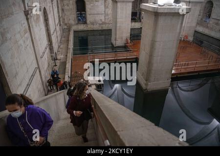 Die Menschen machen eine Tour in der Nähe des Wasserreservoirs im Aguas Livres Museum, Lissabon. 05. Dezember 2021. Das Aquädukt Ãguas Livres oder das Freiwasser-Aquädukt ist eine von König Juan V. entworfene Struktur für die Trinkwasserverteilung in der Stadt Lissabon. Obwohl er im 19.. Jahrhundert fertiggestellt wurde, lieferte er bis 1748 Wasser in die Stadt.der Hauptkanal misst 19 km, Obwohl die Gesamtlänge einschließlich der Sekundärkanäle 58 km beträgt. Der bekannteste Teil sind die 35 Bögen über dem Tal, von denen der höchste 65 Meter hoch ist. Die öffentliche Straße über das Aquädukt wurde seit 1853 gesperrt, pa Stockfoto