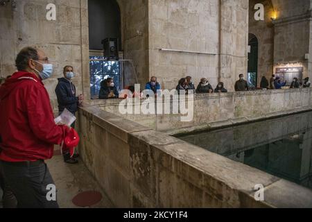 Die Menschen machen eine Tour in der Nähe des Wasserreservoirs im Aguas Livres Museum, Lissabon. 05. Dezember 2021. Das Aquädukt Ãguas Livres oder das Freiwasser-Aquädukt ist eine von König Juan V. entworfene Struktur für die Trinkwasserverteilung in der Stadt Lissabon. Obwohl er im 19.. Jahrhundert fertiggestellt wurde, lieferte er bis 1748 Wasser in die Stadt.der Hauptkanal misst 19 km, Obwohl die Gesamtlänge einschließlich der Sekundärkanäle 58 km beträgt. Der bekannteste Teil sind die 35 Bögen über dem Tal, von denen der höchste 65 Meter hoch ist. Die öffentliche Straße über das Aquädukt wurde seit 1853 gesperrt, pa Stockfoto