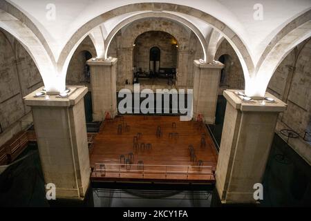 Gesamtansicht des Wasserreservoirs im Museumskomplex Aguas Livres, Lissabon. 05. Dezember 2021. Das Aquädukt Ãguas Livres oder das Freiwasser-Aquädukt ist eine von König Juan V. entworfene Struktur für die Trinkwasserverteilung in der Stadt Lissabon. Obwohl er im 19.. Jahrhundert fertiggestellt wurde, lieferte er bis 1748 Wasser in die Stadt.der Hauptkanal misst 19 km, Obwohl die Gesamtlänge einschließlich der Sekundärkanäle 58 km beträgt. Der bekannteste Teil sind die 35 Bögen über dem Tal, von denen der höchste 65 Meter hoch ist. Die öffentliche Straße über das Aquädukt wurde seit 1853 gesperrt, pa Stockfoto