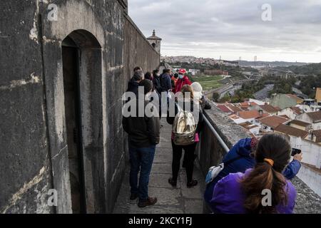 Die Menschen laufen entlang der Hauptstruktur des Aquädukts Aguas Livres, Lissabon. 05. Dezember 2021. Das Aquädukt Ãguas Livres oder das Freiwasser-Aquädukt ist eine von König Juan V. entworfene Struktur für die Trinkwasserverteilung in der Stadt Lissabon. Obwohl er im 19.. Jahrhundert fertiggestellt wurde, lieferte er bis 1748 Wasser in die Stadt.der Hauptkanal misst 19 km, Obwohl die Gesamtlänge einschließlich der Sekundärkanäle 58 km beträgt. Der bekannteste Teil sind die 35 Bögen über dem Tal, von denen der höchste 65 Meter hoch ist. Die öffentliche Straße über das Aquädukt ist seit 1853 gesperrt, par Stockfoto