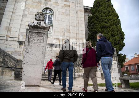 Die Menschen machen eine Tour durch das Museum von Aguas Livres, Lissabon. 05. Dezember 2021. Das Aquädukt Águas Livres oder das Freiwasser-Aquädukt ist eine von König Juan V. entworfene Struktur für die Trinkwasserverteilung in der Stadt Lissabon. Obwohl er im 19.. Jahrhundert fertiggestellt wurde, lieferte er bis 1748 Wasser in die Stadt.der Hauptkanal misst 19 km, Obwohl die Gesamtlänge einschließlich der Sekundärkanäle 58 km beträgt. Der bekannteste Teil sind die 35 Bögen über dem Tal, von denen der höchste 65 Meter hoch ist. Die öffentliche Straße über das Aquädukt ist seit 1853 gesperrt, teilweise wegen der Stockfoto