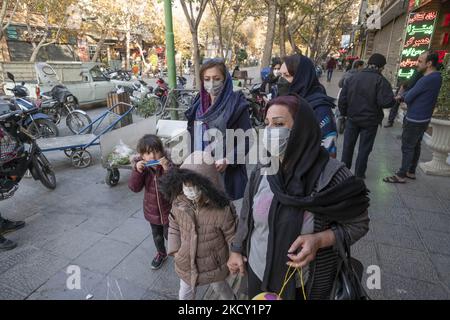 Eine iranische Familie, die Schutzmasken trägt, geht am 14. Dezember 2021 nach dem Ausbruch des neuen Coronavirus (COVID-281 19) eine Straße in der Nähe des historischen Platzes Naghsh e Jahan in der Stadt Isfahan, 450 km südlich von Teheran, entlang. Ein Sprecher der Isfahan University of Medical Sciences sagte: „Gemäß der jüngsten epidemischen Färbung der Covid-19-Krankheit befand sich die Metropole Isfahan in einem blauen (risikoarmen) Zustand, was proportional zur Abnahme der Anzahl positiver Koronartests und hospitalisierter Menschen ist.“ Laut einer Nachricht der Iranian Students News Agency (ISNA). Stockfoto