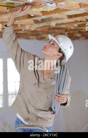 Elektrikerin mit Ersatzkabel Stockfoto