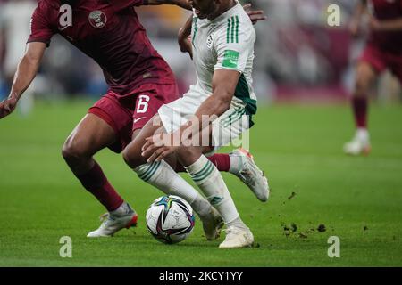 (6) AKRAM AFIF of Qatar Obstruction (11) BENLAMRI Djamel aus Algerien, das am 15. Dezember 2021 in Doha, Katar, die letzte Sekunde des Spiels beim FIFA Arab Cup Qatar 2021 Halbfinale zwischen Katar und Algerien im Al Thumana Stadium zum Elfmeterschießen führte. (Foto von Ayman Aref/NurPhoto) Stockfoto