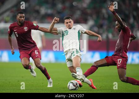 (17) ISMAIL MOHAMAD und (6) ABDULAZIZ HATEM aus Katar kämpfen während des FIFA Arab Cup Qatar 2021 Halbfinale zwischen Katar und Algerien am 15. Dezember 2021 in Doha, Katar, um den Besitz mit (20) CHETI Ilyes aus Algerien. (Foto von Ayman Aref/NurPhoto) Stockfoto