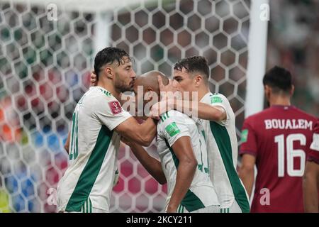 Action Algerien Team nach (6) AKRAM AFIF of Qatar Obstruction (11) BENLAMRI Djamel von Algerien Team, das zum Elfmeterschießen in den letzten Sekunden des Spiels beim FIFA Arab Cup Qatar 2021 Halbfinale zwischen Katar und Algerien am 15. Dezember im Al Thumana Stadium führte, 2021 in Doha, Katar. (Foto von Ayman Aref/NurPhoto) Stockfoto