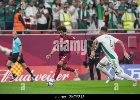 (11) AKRAM AFIF aus Katar kämpft mit (4) BENLAMRI Djamel aus Algerien während des FIFA Arab Cup Qatar 2021 Halbfinale zwischen Katar und Algerien am 15. Dezember 2021 im Al Thumana Stadium in Doha, Katar. (Foto von Ayman Aref/NurPhoto) Stockfoto