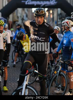 Alessando Ballan, ein ehemaliger italienischer Rennradprofi und UCI Road Race-Weltmeister von 2008, bereitet sich auf den Start des Granfondo VENEtoGO auf der Piazza Pierobon in Cittadella vor. Am Samstag, den 16. Oktober 2021, in Cittadella, Venetien, Italien. (Foto von Artur Widak/NurPhoto) Stockfoto