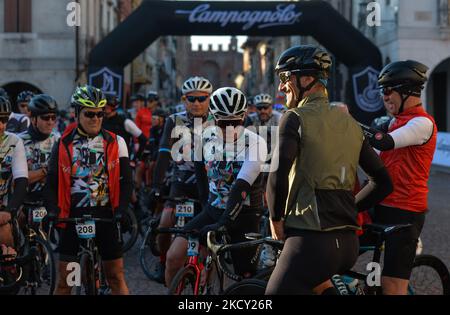 Die zweite Gruppe von Fahrern an der Startlinie mit Daniele Bennati (zweiter rechts), einem ehemaligen italienischen Rennradfahrer, der 11 Etappen in Grand Tours (2002-2019) gewann, bereit für die Fahrt mit den Champions - Granfondo VENEtoGO, beginnend auf der Piazza Pierobon, Cittadella. Am Samstag, den 16. Oktober 2021, in Cittadella, Venetien, Italien. (Foto von Artur Widak/NurPhoto) Stockfoto