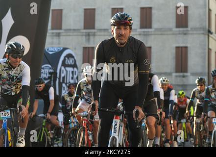 Fabian Cancellara, ein ehemaliger Schweizer Straßenradfahrer und vierfacher UCI Road Race-Weltmeister im Männer-Zeitfahren, zu sehen beim Start des Granfondo VENEtoGO, auf der Piazza Pierobon, Cittadella. Am Samstag, den 16. Oktober 2021, in Cittadella, Venetien, Italien. (Foto von Artur Widak/NurPhoto) Stockfoto