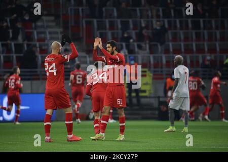 Dorian Dessoleil #24 und Dinis Almeida #61 aus Antwerpen feiern das Tor während des Europa-League-Spiels zwischen dem belgischen Fußballteam Royal Antwerp FC und dem griechischen Fußballteam Olympiacos Piräus FC in der Gruppe D der UEFA Europa League-Gruppenphase. Bosuilstadion in Antwerpen, Belgien am 9. Dezember 2021 (Foto: Nicolas Economou/NurPhoto) Stockfoto