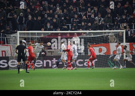 Action-Szene während eines Angriffs aus Antwerpen. Europa League-Spiel zwischen dem belgischen Fußballteam Royal Antwerp FC und dem griechischen Fußballteam Olympiacos Piräus FC in der Gruppe D der UEFA Europa League-Gruppenphase. Bosuilstadion in Antwerpen, Belgien am 9. Dezember 2021 (Foto: Nicolas Economou/NurPhoto) Stockfoto