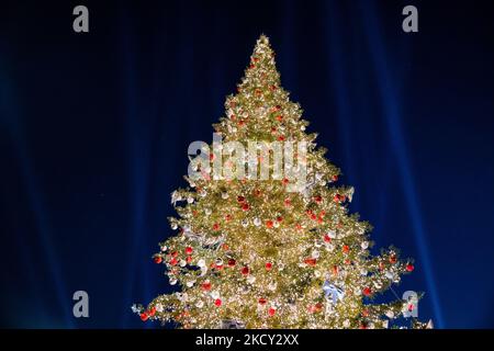 Die Einweihung des Weihnachtsbaums auf der Piazza Duomo am 06. Dezember 2021 in Mailand, Italien. (Foto von Alessandro Bremec/NurPhoto) Stockfoto