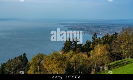 Herbstlicher Panoramablick vom Pfänder über den Bodensee, mit Blick auf Bregenz und Lindau Stockfoto