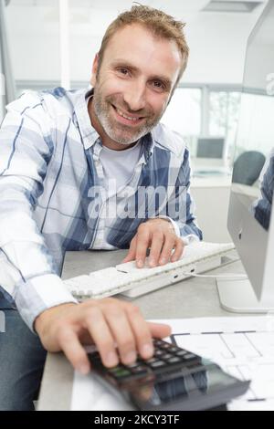 Man benutzt einen Rechner mit Tastatur Stockfoto