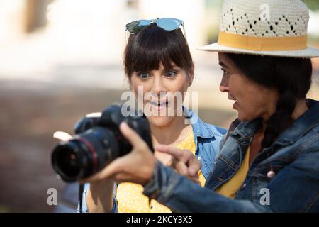 Frauen schauen sich ein lustiges Bild an Stockfoto