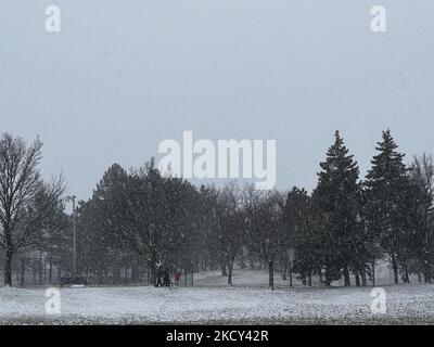 Der Schneefall hinterließ am 18. Dezember 2021 in der Stadt Toronto, Ontario, Kanada, eine Schneeanhäufung von rund 5 Zentimetern. (Foto von Creative Touch Imaging Ltd./NurPhoto) Stockfoto