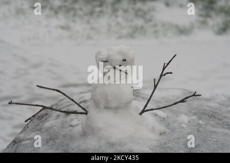 Kleiner Schneemann während eines Schneefalls, der am 18. Dezember 2021 in der Stadt Toronto, Ontario, Kanada, rund 5 Zentimeter Schneesäumen hinterließ. (Foto von Creative Touch Imaging Ltd./NurPhoto) Stockfoto