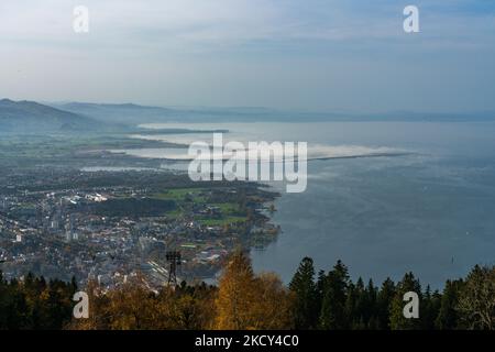 Herbstlicher Panoramablick vom Pfänder über den Bodensee, mit Blick auf Bregenz und Lindau Stockfoto