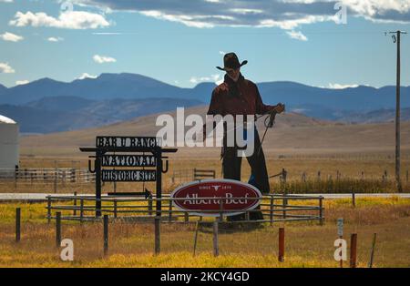 Ein Cowboy-Image-Schild am Eingang zur BAR U Ranch National Historic Site, in der Nähe von Longview. Am Freitag, den 01. Oktober 2021, in Longview, Alberta, Kanada. (Foto von Artur Widak/NurPhoto) Stockfoto