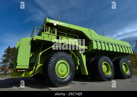 Terex Titan, einmal der größte Lkw der Welt, entlang des Crowsnest Highway in Sparwood. Am Samstag, den 02. Oktober 2021, in Sparwood, British Columbia, Kanada. (Foto von Artur Widak/NurPhoto) Stockfoto