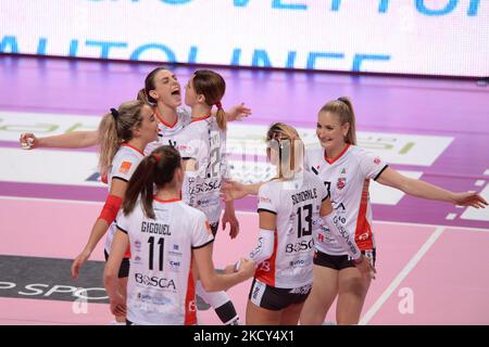 Bosca S Bernardo Cuneo feiert während des Volleyball Serie A1 Frauenmatches zwischen Bosca S.Bernardo Cuneo und Wealth Planet Perugia am 18. Dezember 2021 in der Pala Ubi Banca in Cuneo, Italien (Foto von Alberto Gandolfo/NurPhoto) Stockfoto