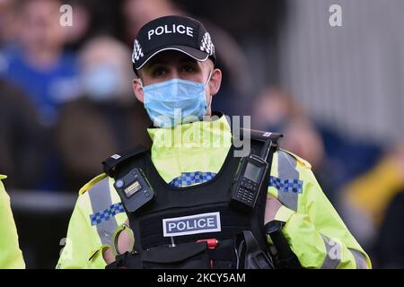 Die Polizei auf den Terrassen vor dem Sky Bet Championship-Spiel zwischen Blackburn Rovers und Birmingham City im Ewood Park, Blackburn, am Samstag, dem 18.. Dezember 2021. (Foto von Eddie Garvey/MI News/NurPhoto) Stockfoto