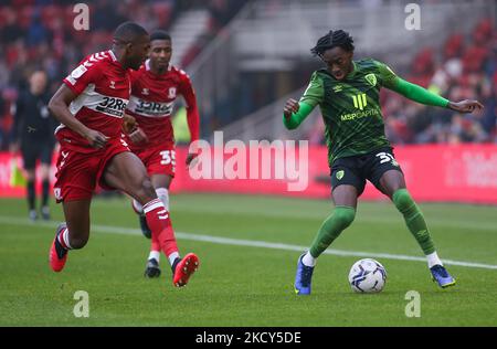 Zeno Ibsen Rossi von Bournemouth tritt während des Sky Bet Championship-Spiels zwischen Middlesbrough und Bournemouth am Samstag, dem 18.. Dezember 2021, im Riverside Stadium in Middlesbrough gegen Anfernee Dijksteel von Middlesbrough an. (Foto von Michael Driver/MI News/NurPhoto) Stockfoto