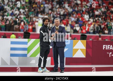 (11) Akram Afif aus Katar erhält den Adidas Bronze Ball Award nach dem FIFA Arab Cup Qatar 2021 Finalspiel zwischen Tunesien und Algerien am 18. Dezember 2021 im Al Bayt Stadium in Al Khor, Katar. (Foto von Ayman Aref/NurPhoto) Stockfoto