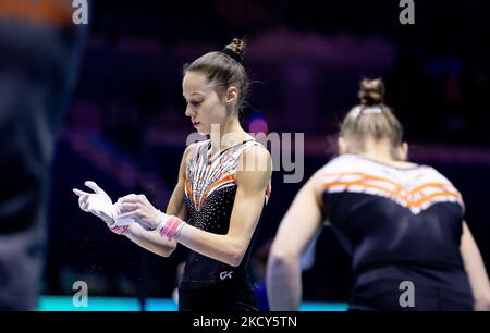 Liverpool, Großbritannien. 05.. November 2022. LIVERPOOL - Naomi Visser beim Training für das Damenbrückengerät-Finale bei den Weltmeisterschaften der Gymnastik in Liverpool. ANP IRIS VAN DEN BROEK Kredit: ANP/Alamy Live Nachrichten Stockfoto