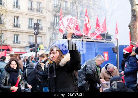 Ein Protestler fordert die Unterzeichnung einer Petition gegen die Schließung des Krankenhauses von Bichat in Paris am 4. dezember 2021. (Foto von Vincent Koebel/NurPhoto) Stockfoto