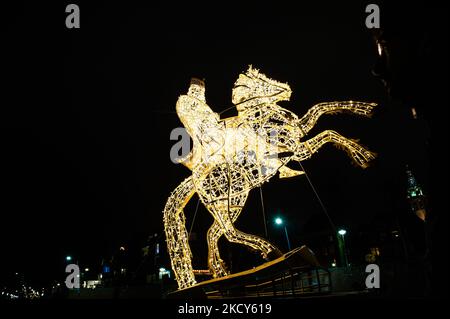 Kaiser Karl V. ist eine der acht Lichtskulpturen, die in der Stadt Nijmegen aufgestellt wurden, um die Menschen während der härteren Sperre aufzumuntern, die am selben Nachmittag, am 18.. Dezember, Nijmegen, verhängt wurde. (Foto von Romy Arroyo Fernandez/NurPhoto) Stockfoto