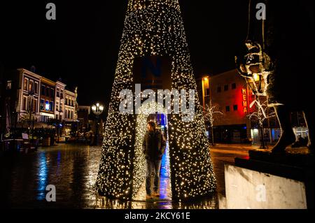 Ein Mann überquert eine der acht Lichtskulpturen, die in der Stadt Nijmegen aufgestellt wurden, um die Menschen während der härteren Sperre, die am selben Nachmittag, am 18.. Dezember, Nijmegen, verhängt wurde, aufzumuntern. (Foto von Romy Arroyo Fernandez/NurPhoto) Stockfoto