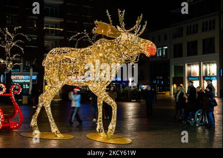 Eine Gruppe von Menschen fotografiert eine der acht Lichtskulpturen, die in der Stadt Nijmegen aufgestellt wurden, um die Menschen während der härteren Sperre, die am selben Nachmittag, am 18.. Dezember, in Nijmegen, verhängt wurde, aufzumuntern. (Foto von Romy Arroyo Fernandez/NurPhoto) Stockfoto