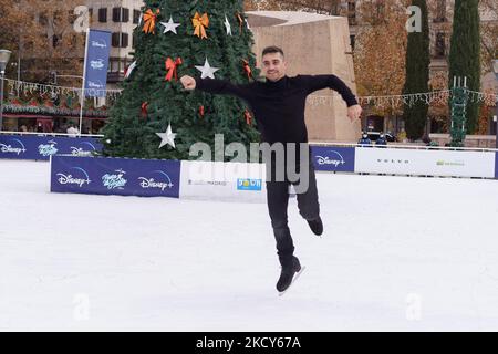 Der spanische Skater Javier Fernandez in Aktion während der Präsentation der Eisbahn auf der Plaza de Colon in Madrid, 19. Dezember 2021 Spanien (Foto von Oscar Gonzalez/NurPhoto) Stockfoto