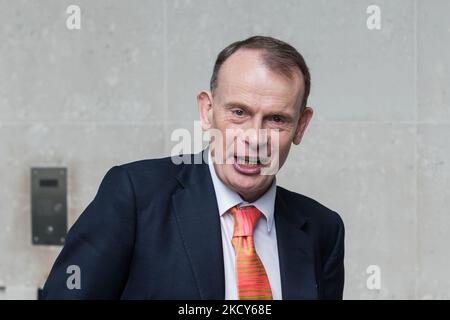 LONDON, GROSSBRITANNIEN - 19. DEZEMBER 2021: TV-Moderator Andrew Marr verlässt das BBC Broadcasting House im Zentrum von London, nachdem er am 19. Dezember 2021 nach 16 Jahren in dieser Rolle zum letzten Mal sein politisches Programm am Sonntagmorgen in London, England, vorgestellt hat. (Foto von Wiktor Szymanowicz/NurPhoto) Stockfoto