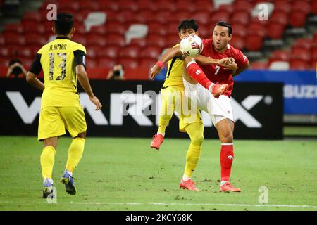 Ezra Harm Ruud Walian aus Indonesien (R) und Muhammad Syahmi bin Safari aus Malaysia kämpfen beim AFF Suzuki Cup 2020 Gruppe B-Spiel zwischen Malaysia und Indonesien am 19. Dezember 2021 im Nationalstadion in Singapur um den Ball. (Foto von Suhaimi Abdullah/NurPhoto) Stockfoto