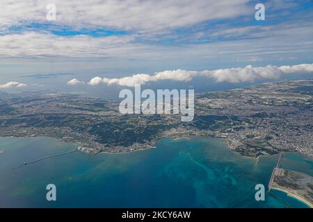 In einer Luftaufnahme der zentralen Insel Okinawa werden am 12. Dezember 2021 in Okinawa, Japan, die US Air Station Futenma (L) und der Kadena Air Base gesehen. Etwa 70 % der gesamten US-Militäreinrichtungen in Japan sind in der Präfektur Okinawa konzentriert. (Foto von Jinhee Lee/NurPhoto) Stockfoto