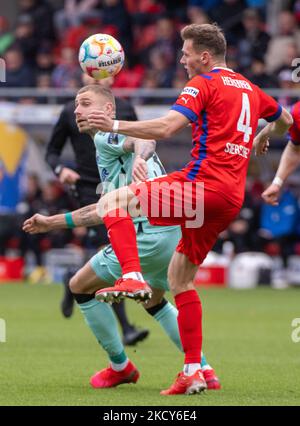 Heidenheim, Deutschland. 05.. November 2022. Fußball: 2. Bundesliga, 1. FC Heidenheim - SC Paderborn 07, Matchday 15 in der Voith Arena. Heidenheims Tim Siersleben (r) und Paderborns Felix Platte kämpfen um den Ball. Quelle: Stefan Puchner/dpa - WICHTIGER HINWEIS: Gemäß den Anforderungen der DFL Deutsche Fußball Liga und des DFB Deutscher Fußball-Bund ist es untersagt, im Stadion und/oder vom Spiel aufgenommene Fotos in Form von Sequenzbildern und/oder videoähnlichen Fotoserien zu verwenden oder zu verwenden./dpa/Alamy Live News Stockfoto