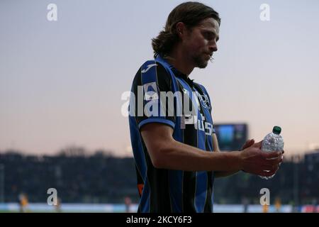 Hans Hateboer (Atalanta Bergamasca Calcio) verlässt das Spielfeld während des spiels atalanta BC gegen AS Roma am 18. Dezember 2021 im Gewiss Stadium in Bergamo, Italien (Foto: Francesco Scaccianoce/LiveMedia/NurPhoto) Stockfoto