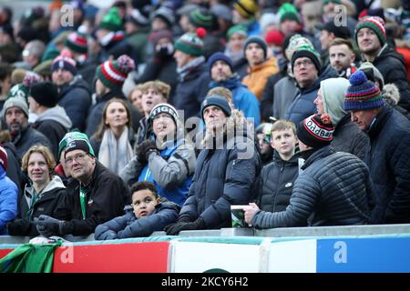 Gesamtansicht des Stadions, während die Fans eine Aufzeichnung auf der Großleinwand während des European Champions Cup-Spiels zwischen Leicester Tigers und Connacht Rugby in der Mattioli Woods Welford Road, Leicester, am Sonntag, dem 19.. Dezember 2021, sehen. (Foto von Kieran Riley/MI News/NurPhoto) Stockfoto