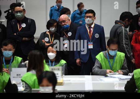 Kandidaten des Wahlausschusses Wahlkreis Beobachter die Stimmenauszählung in der Central Counting Station in Hongkong, 19. Dezember 2021. Hongkong hat heute seine Parlamentswahlen 2021 abgehalten. (Foto von Vernon Yuen/NurPhoto) Stockfoto