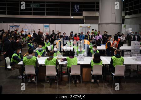 Kandidaten des Wahlausschusses Wahlkreis Beobachter die Stimmenauszählung in der Central Counting Station in Hongkong, 19. Dezember 2021. Hongkong hat heute seine Parlamentswahlen 2021 abgehalten. (Foto von Vernon Yuen/NurPhoto) Stockfoto