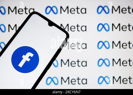 In dieser Abbildung ist ein Facebook-Logo zu sehen, das auf einem Smartphone mit Meta-Logos im Hintergrund in Athen, Griechenland, am 19. Dezember 2021 angezeigt wird. (Foto-Illustration von Nikolas Kokovlis/NurPhoto) Stockfoto