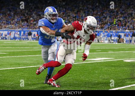 Arizona Cardinals Wide Receiver Christian Kirk (13) spielt den Ball während der ersten Hälfte eines NFL-Fußballspiels gegen die Arizona Cardinals in Detroit, Michigan, USA, am Sonntag, 19. Dezember 2021. (Foto von Jorge Lemus/NurPhoto) Stockfoto