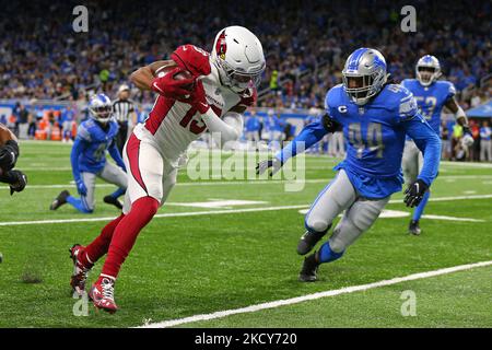 Arizona Cardinals Wide Receiver Christian Kirk (13) spielt den Ball während der ersten Hälfte eines NFL-Fußballspiels gegen die Arizona Cardinals in Detroit, Michigan, USA, am Sonntag, 19. Dezember 2021. (Foto von Jorge Lemus/NurPhoto) Stockfoto