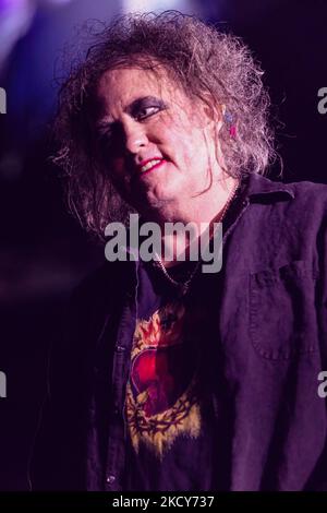 Mailand, Italien. 04.. November 2022. Robert Smith von der englischen Rockband The Cure tritt live auf der Bühne des Mediolanum Forum in Mailand auf. (Foto von Mairo Cinquetti/SOPA Images/Sipa USA) Quelle: SIPA USA/Alamy Live News Stockfoto