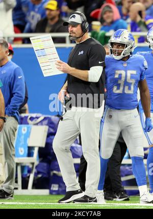 Dan Campbell, Cheftrainer der Detroit Lions, schaut sich sein Diagramm während eines NFL-Fußballspiels zwischen den Detroit Lions und den Arizona Cardinals in Detroit, Michigan, USA, am Sonntag, dem 19. Dezember 2021 an. (Foto von Amy Lemus/NurPhoto) Stockfoto