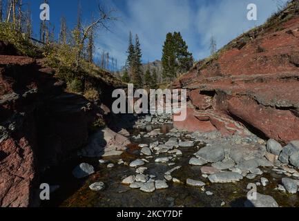 Blick auf den Red Rock Parkway, der 15 km durch hügelige Graslandschaften das Blakiston Valley hinauf führt und am Red Rock Canyon im Waterton Lakes National Park endet. Am Dienstag, den 5. Oktober 2021, in Waterton, Alberta, Kanada. (Foto von Artur Widak/NurPhoto) Stockfoto